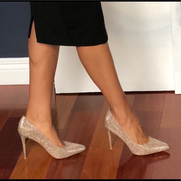 Carlos Santana Sparkly Gold Holiday Pointed Heels - Picture 2 of 8
